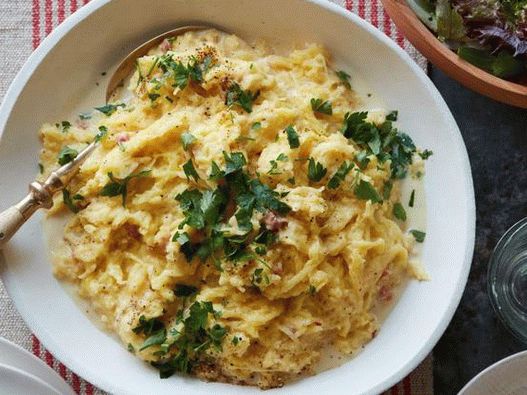 Fotografía del plato: pasta de espagueti con calabaza y carbonara