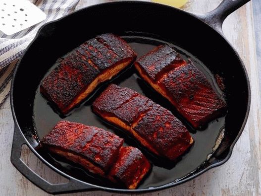 Cómo cocinar pescado negro o salmón frito en especias