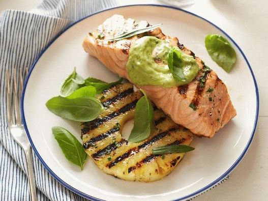 Filete de salmón con salsa de piña y guacamole