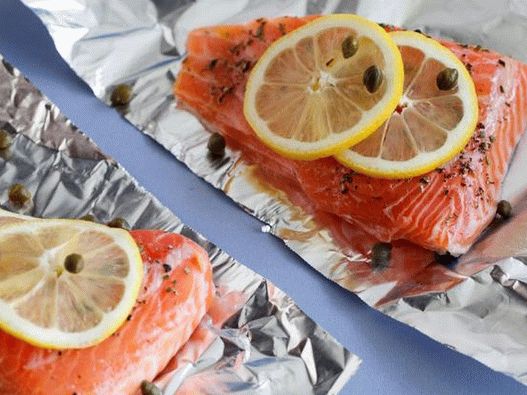 Salmón con limón, alcaparras y romero, horneado en papel de aluminio
