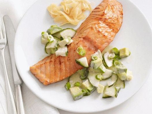 Salmón al horno en glaseado de soja con ensalada de pepinos y aguacates