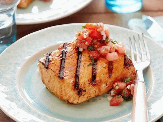 Salmón a la parrilla en un glaseado de vinagre de jerez y miel con salsa de tomate picante