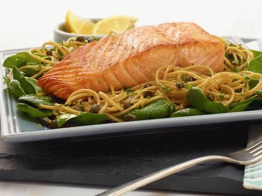 Espaguetis integrales con limón, albahaca y salmón