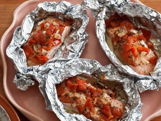 Salmón con tomate al horno en papel de aluminio