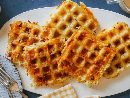 Foto del plato - Tortitas de papa Hash Brown en una plancha para gofres