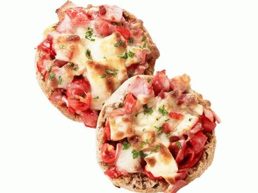 Foto del plato: porción de pizza en muffins ingleses para el desayuno