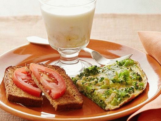 Desayuno vegetariano: brócoli frittata, tostadas con tomate y leche de plátano