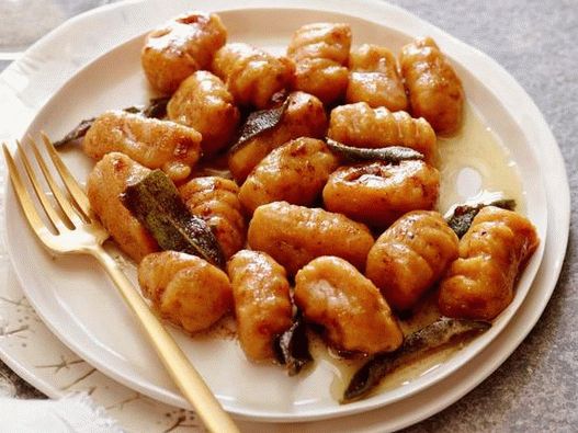 Foto del plato: ñoquis de camote con mantequilla marrón, jarabe de arce, canela y salsa de salvia
