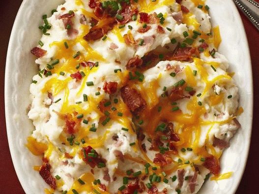 Fotografía de platos: papas picadas con queso y tocino