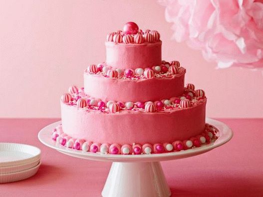 Foto del plato - Pastel de cumpleaños con glaseado de mantequilla rosa brillante