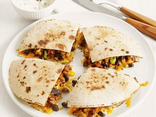 Quesadilla con frijoles negros y mitlof