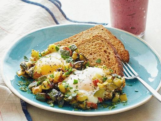 Calabacín frito con huevos y batido de bayas y plátano