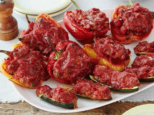Pimientos y calabacines rellenos de pavo al horno con salsa marinara