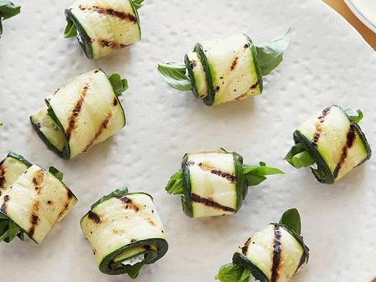 Rollos de calabacín a la plancha con hierbas y queso