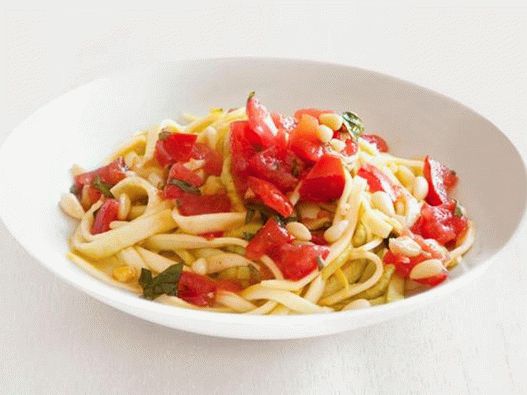 Pasta fettuccine de calabacín fresco con salsa de tomate picante y rodajas
