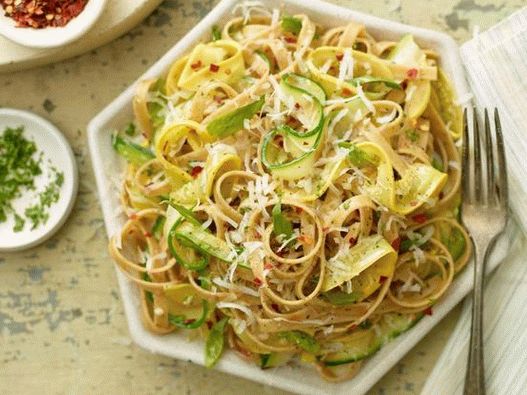 Pasta de calabacín vegetal con fideos integrales