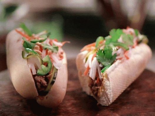 Sandwich vietnamita con carne picada y verduras en escabeche