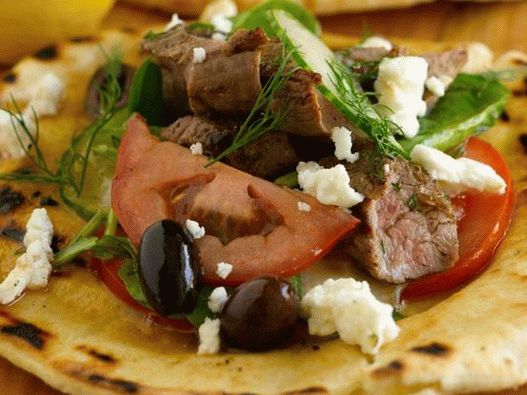 Pita con cordero y ensalada coriatica