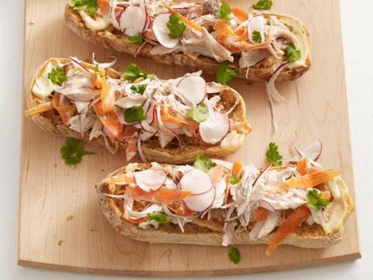 Sandwiches de pollo abiertos vietnamitas