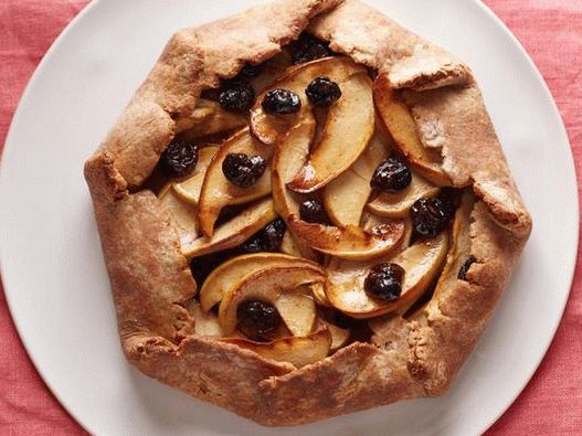 Foto del plato - Pastel de galleta rústica con manzanas y cerezas secas