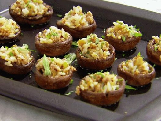 Champiñones rellenos de arroz de jengibre y carne picada