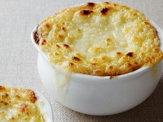 Sopa de cebolla francesa bajo una tapa de pan