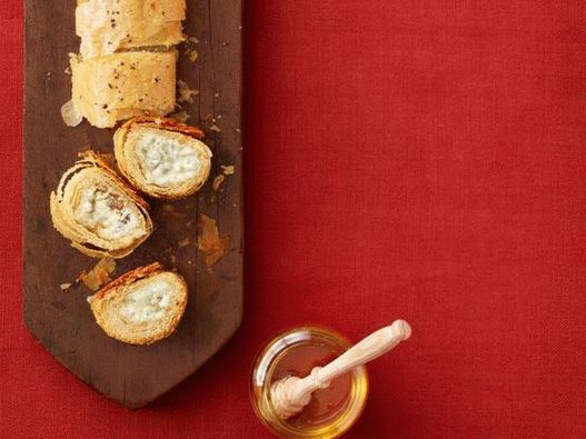 Milhojas rellenas de queso azul y nuez