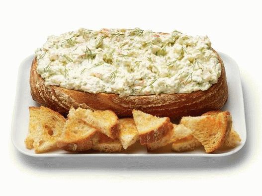 Salsa profunda Diosa verde con camarones en un bol de pan