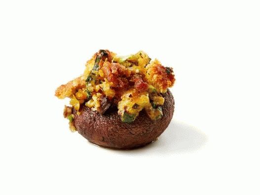 Champiñones rellenos de chorizo   y pan de maíz