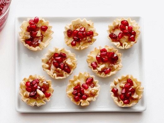 Cestas de hojaldre con queso y granada