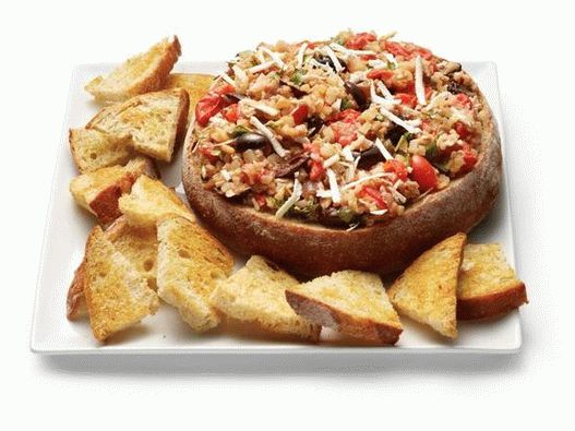 Salsa italiana en el bol de pan