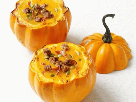 Sopa de calabaza en macetas de calabaza