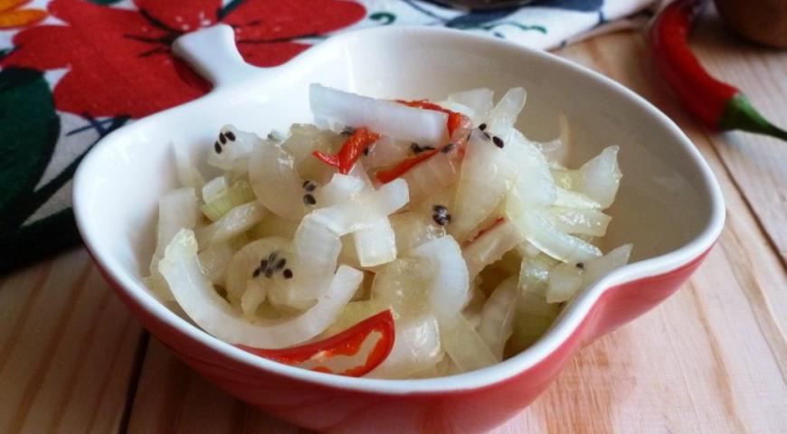 Cebolla marinada con kiwi