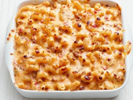 Una foto de macarrones con queso con salchicha de pavo mexicano