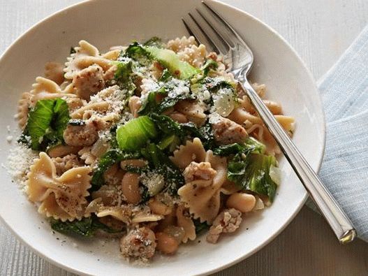 Foto de arcos de pasta con carne picada y frijoles