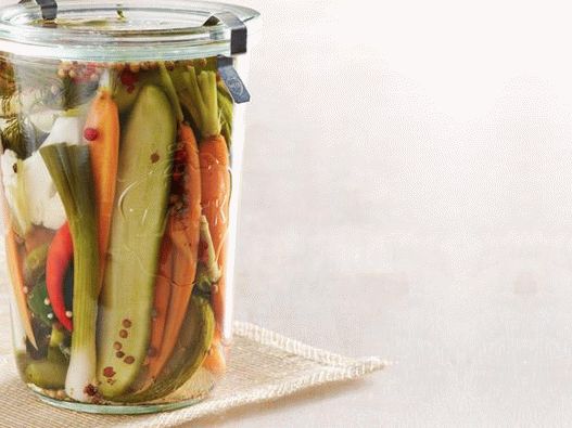 Foto de verduras saladas en el refrigerador: coliflor, zanahorias, pepinos