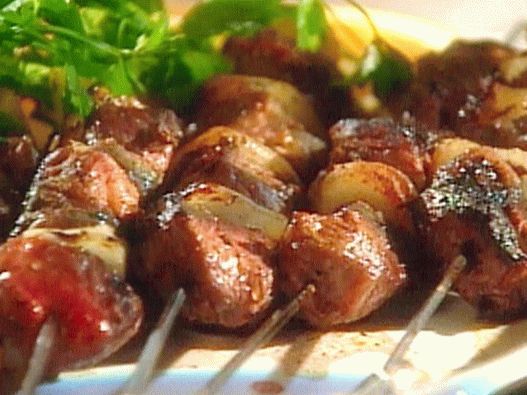 Brochetas de cordero en escabeche con salsa de yogurt y chile