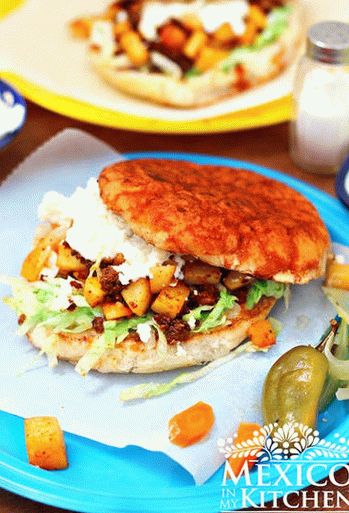 Foto Pambaso mexicano: sándwiches de papa y chorizo