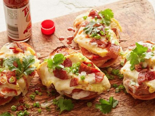 Foto del plato - Sándwiches calientes de Molletes con huevos fritos y tocino