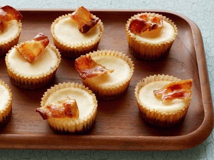 Foto de mini pasteles de queso con tocino glaseado