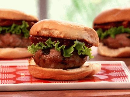 Foto Mini hamburguesas con mermelada de tomate y pavo a la parrilla