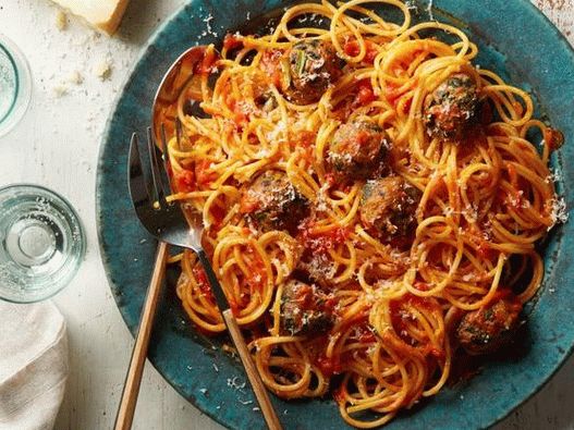 Foto de albóndigas con col rizada al estilo italiano