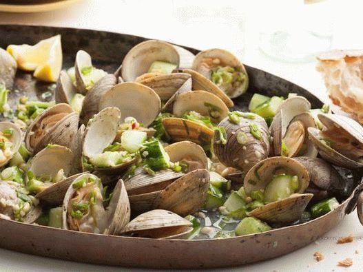 Foto Almejas a la plancha con cebolla verde y pepino