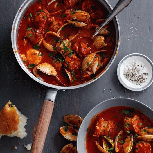 Mejillones guisados ​​en una sartén con salsa de tomate