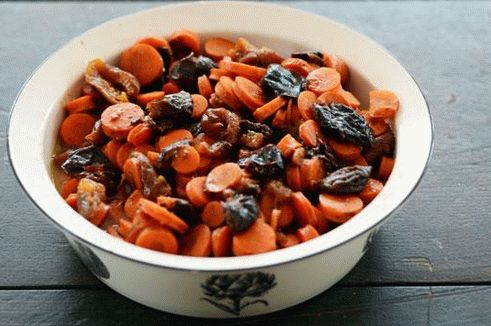 Foto Zanahoria cimes en una olla de cocción lenta