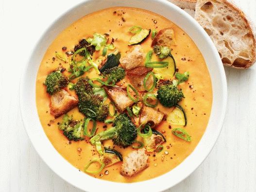 Foto puré de sopa de zanahoria y jengibre de verduras al horno