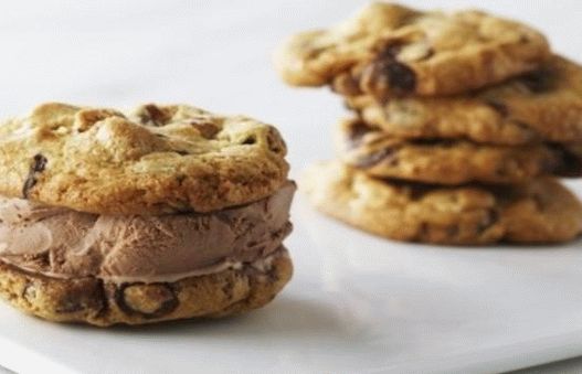 Photo Ice Cream Sandwich: postre de verano hecho de galletas y helado suave