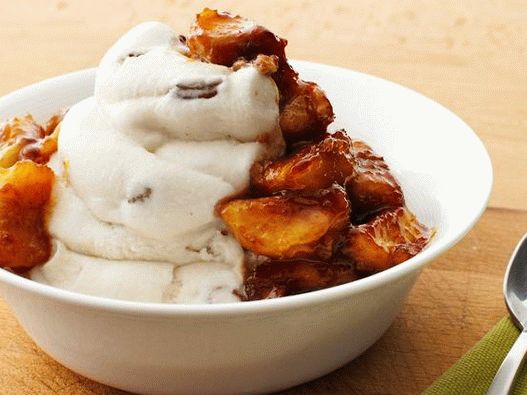 Foto helado de yogurt con plátanos caramelizados y un nuevo método de preparación