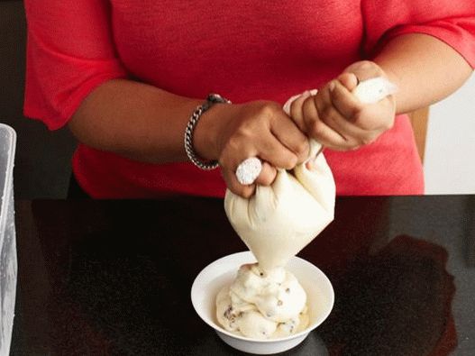 Helado suave de yogurt y leche condensada