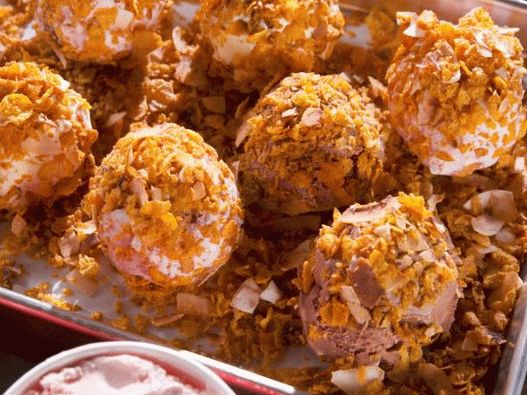 Foto Helado en cereal crujiente con bollos fritos